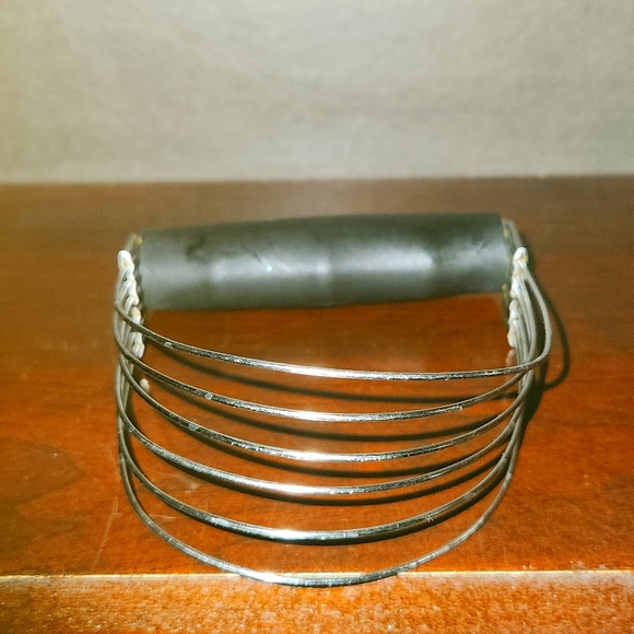 Handheld Stainless Steel Pastry Cutter - Picture 3 of 3